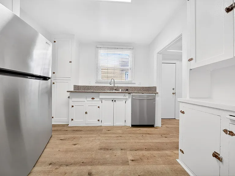 5225 De Longpre Ave — Photo 19