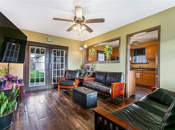 3rd image of 3032 Lloyds Ave