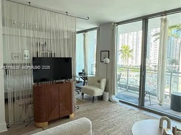 90 SW 3rd St, Miami, FL
