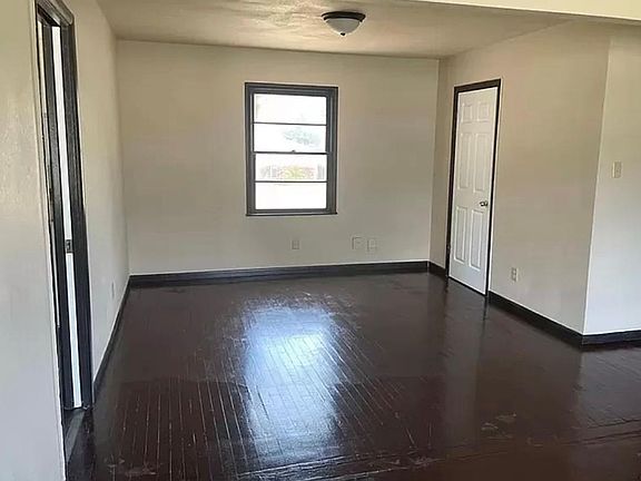 3rd image of 910 Circle Dr