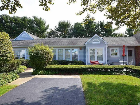 15 Standish Dr, Mount Sinai, NY 11766