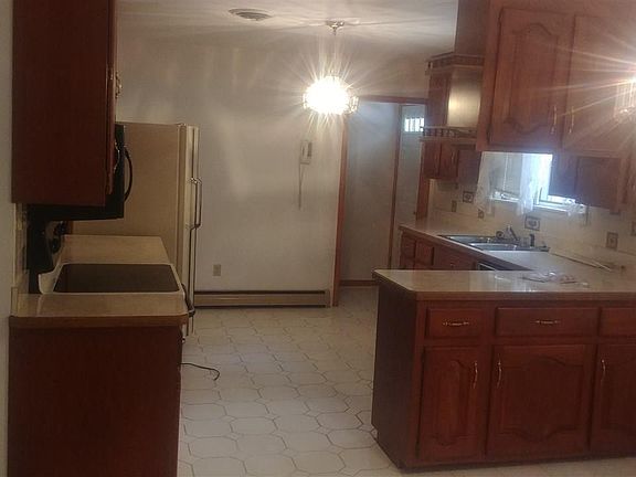 3rd image of 14 Robin Ln