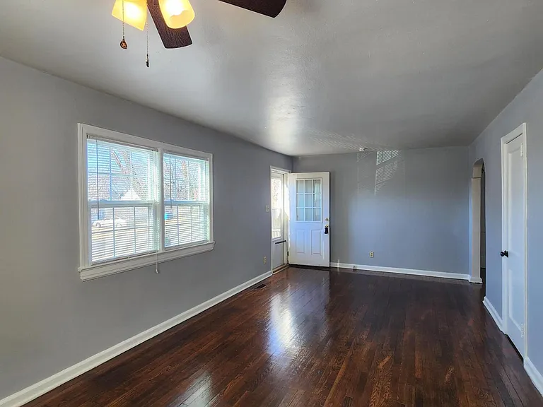 705 Queen Ave NW — Photo 3