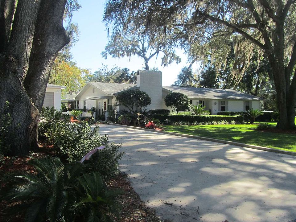 1st image of 638 NW Clubview Cir