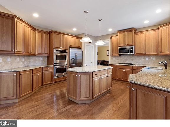 3rd image of 105 Richardsons Brook Dr