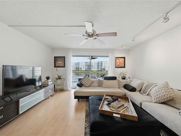 441 SE 3rd St APT 207, Dania Beach, FL 33004