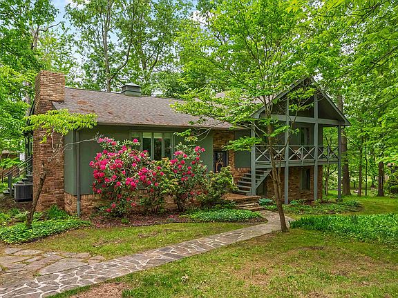 3rd image of 885 Mountain View Dr