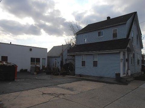 2nd image of 331 W John St