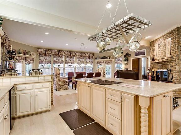 5th image of 702 S Cobblestone Ct