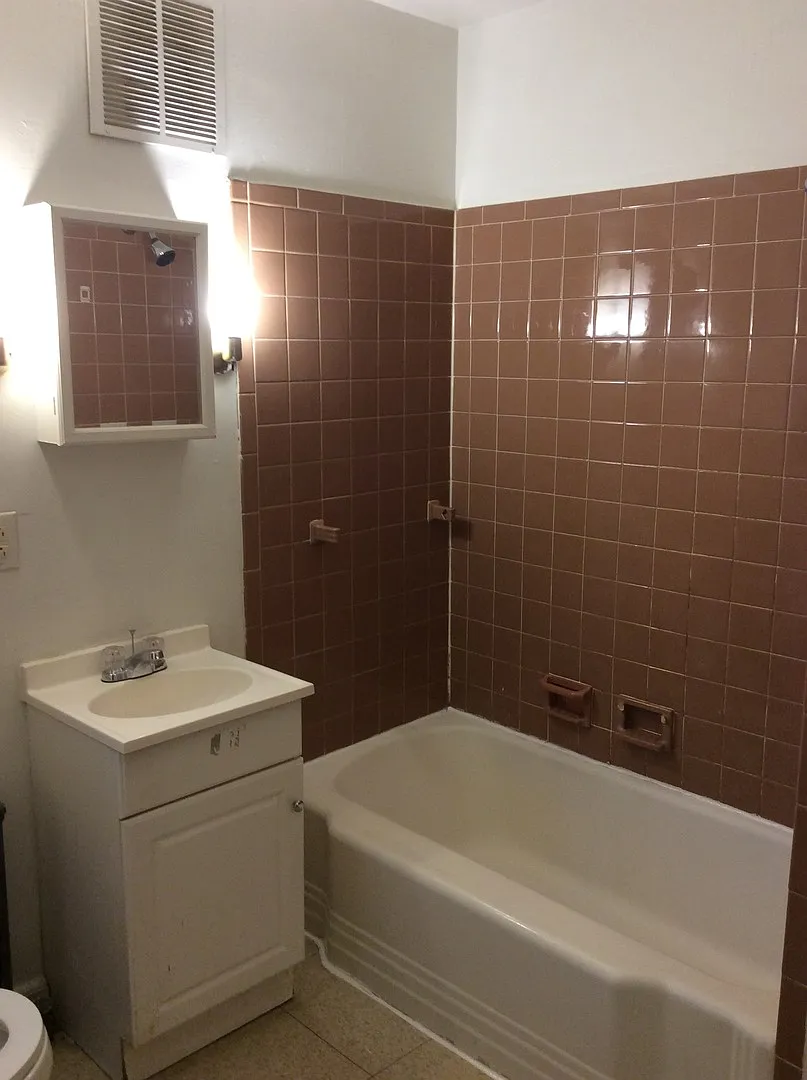 First floor in West End-Close to public transportation — Photo 2