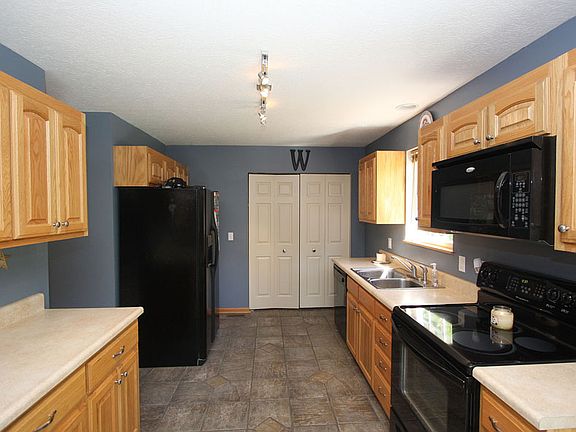 4th image of 230 Woodlawn Cir