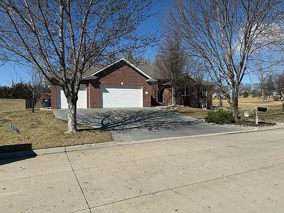 1601 Doyle Ln — exterior photo