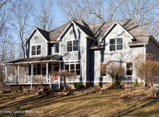 35 Peacock Rd, Rhinebeck, NY 12572