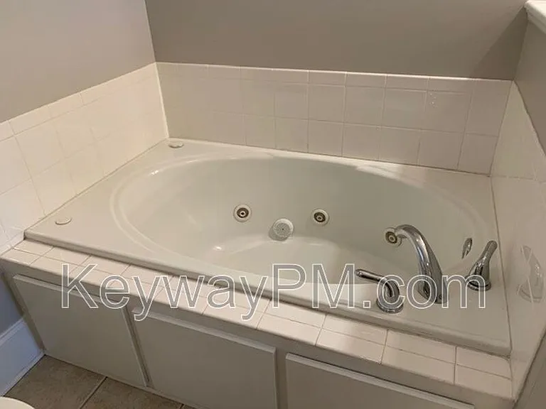 4890 Somerset Dr — Photo 19