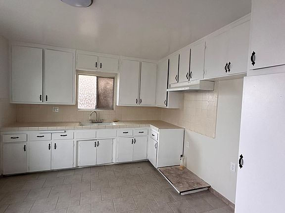 Spacious kitchen with lots of cabinetry