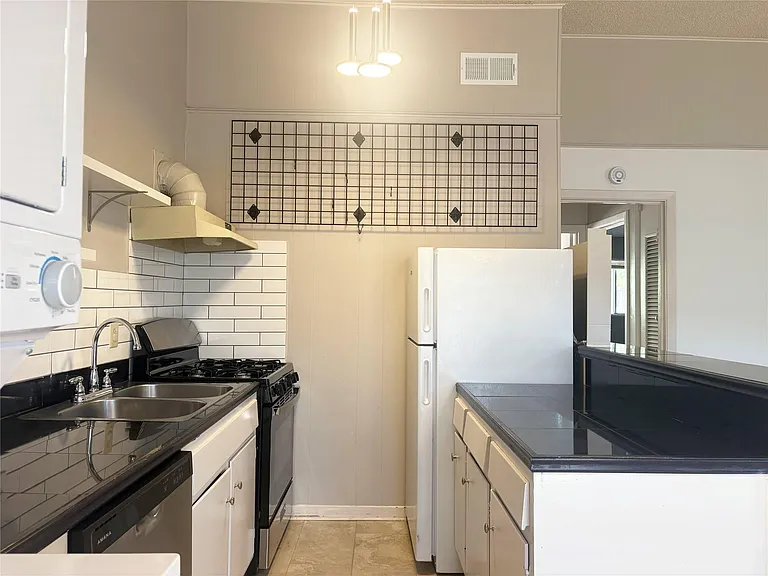 600 W 51st St #103 — Photo 7
