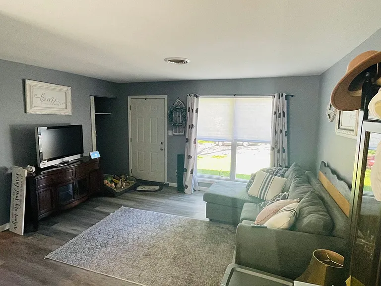4 Elmwood Dr — Photo 3