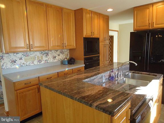 5th image of 41475 Garrett Ct