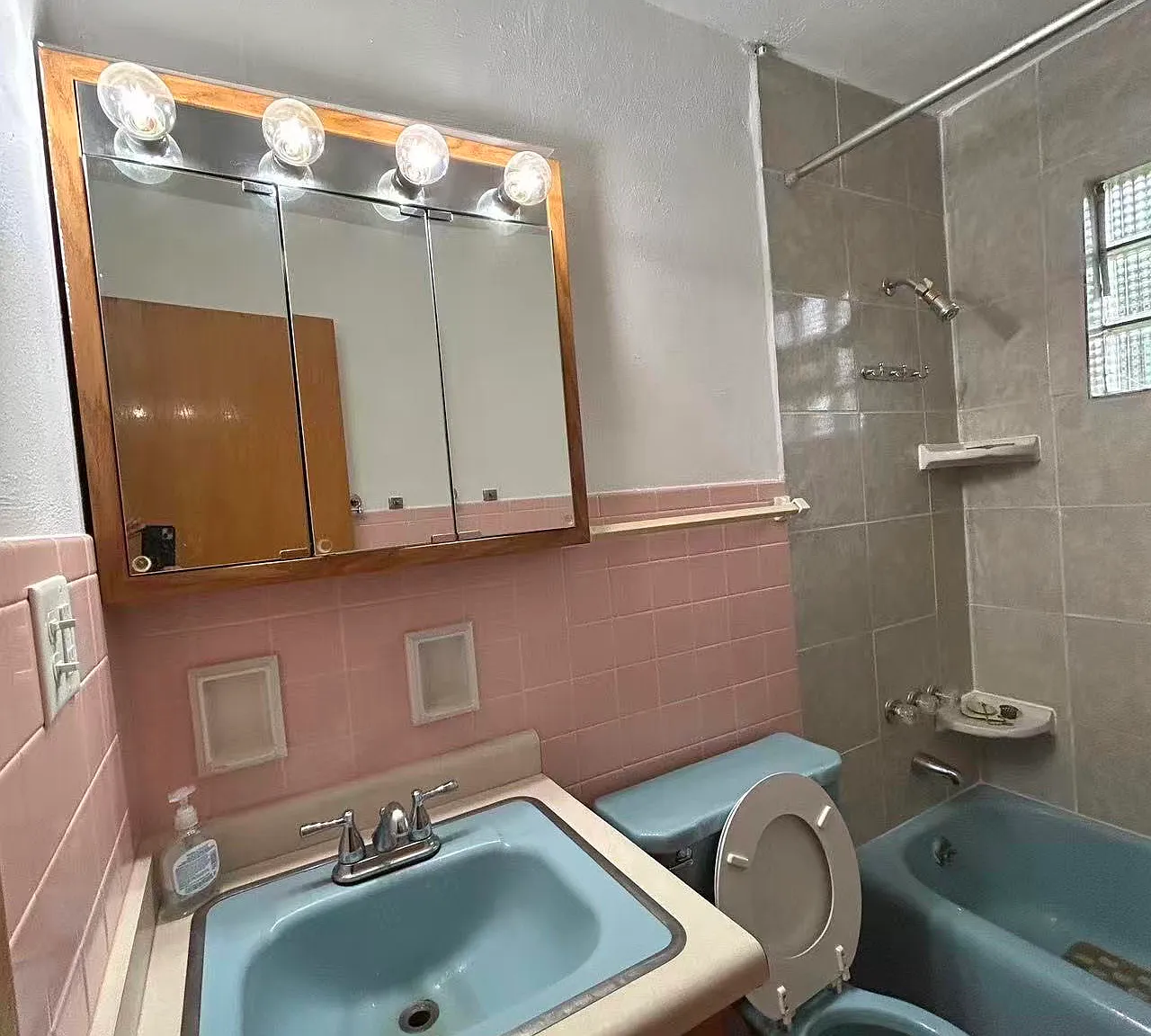 3 bed, 1100 sqft, $1,700 — Photo 2