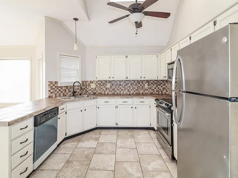 1104 Fox Trace Cv — Photo 9