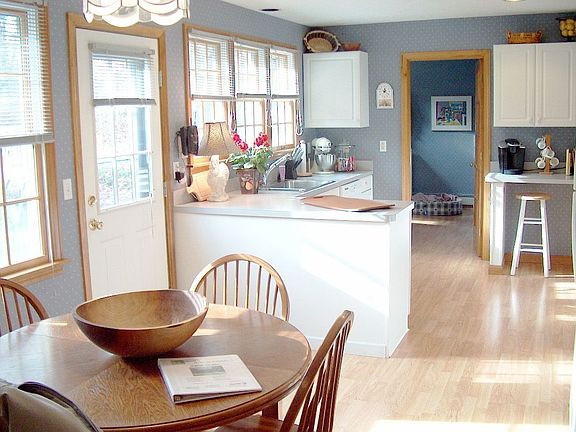 Kitchen & Dining Area