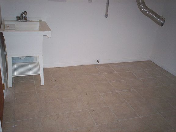 fin basemrnt  w os entrance