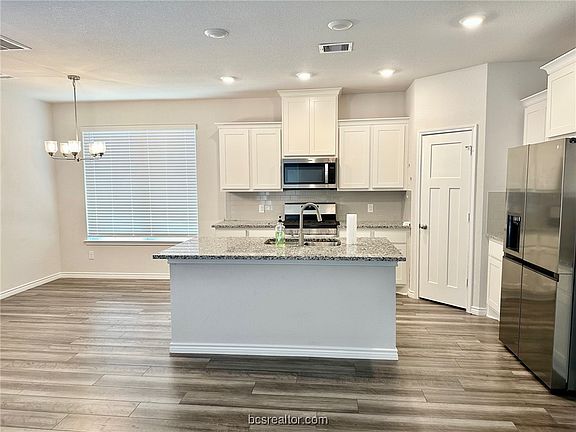 4th image of 828 Mineral Wells Ln