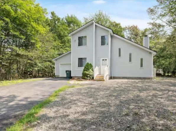 9197 Buttonwood Ct, Tobyhanna, PA 18466