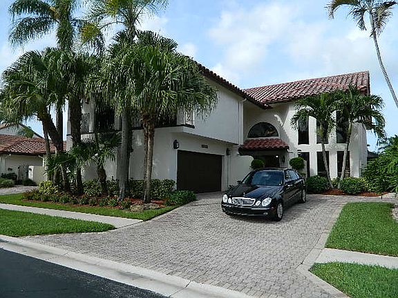 LARGE PAVED DRIVEWAY