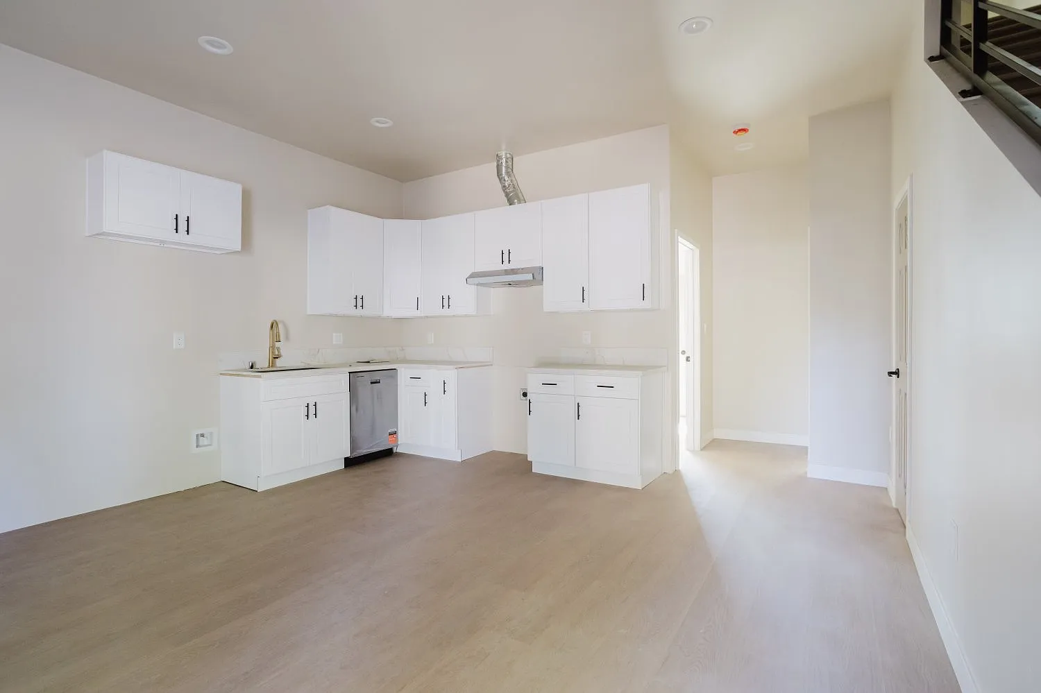 3 bed, 1200 sqft, $3,300 — Photo 3