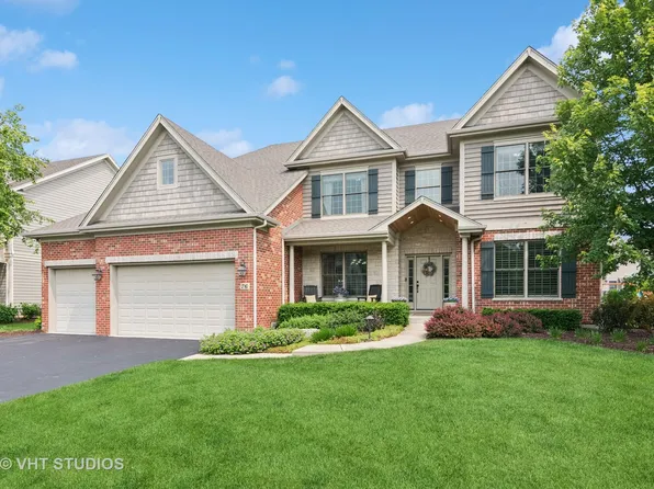 76 Landon Cir, Wheaton, IL 60189