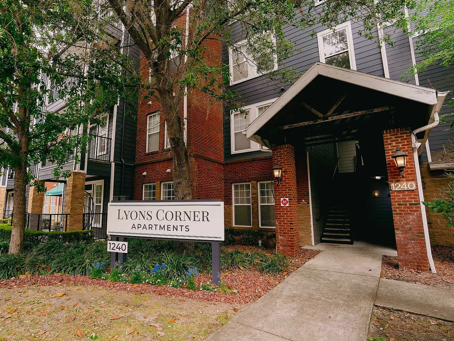 Lyons Corner — Photo 2