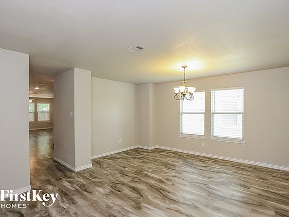 5th image of 528 Jennifer Dr