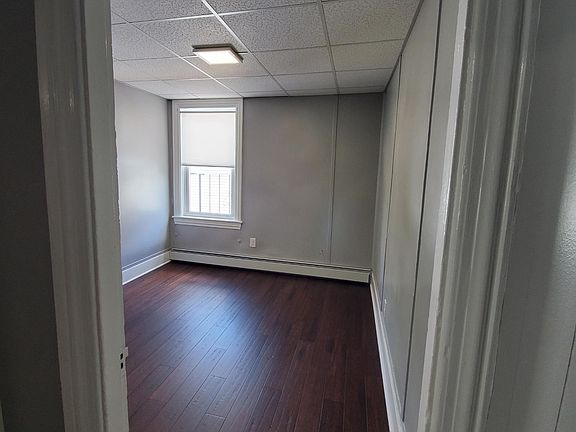 5th image of 991 Lonsdale Ave Floor 2