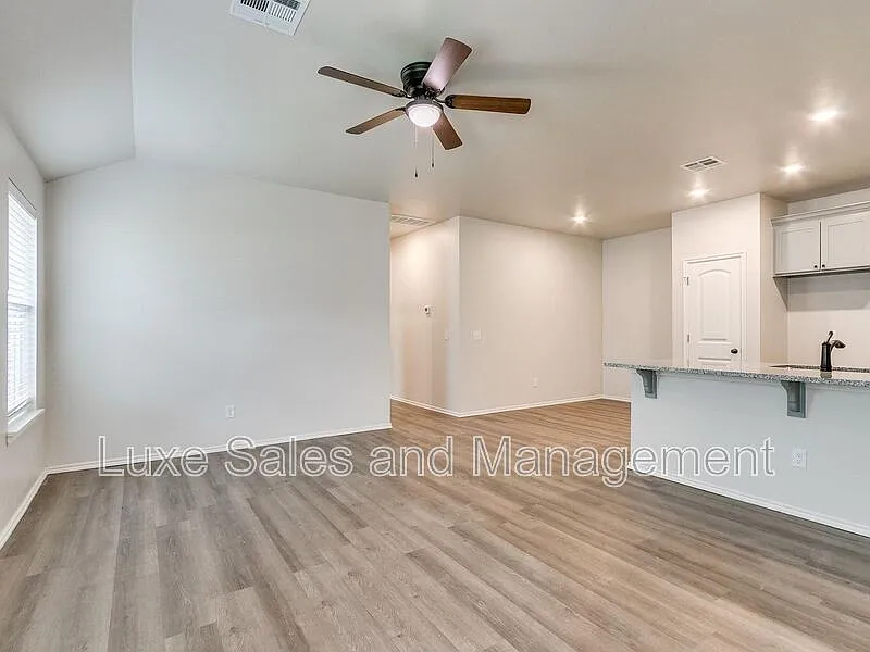 3 bed, 2.0 bath, 1200 sqft, $1,545 — Photo 3