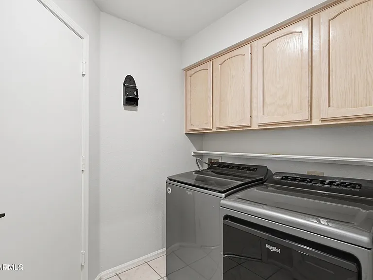 225 W Vera Ln — Photo 21