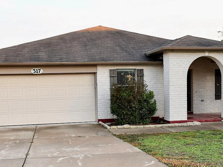 317 Leanne Dr — Photo 3