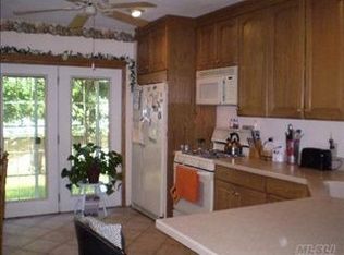 218 Maple Ave, Smithtown, NY 11787