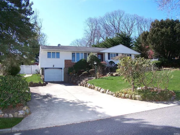 28 Robin Drive, Hauppauge, NY 11788