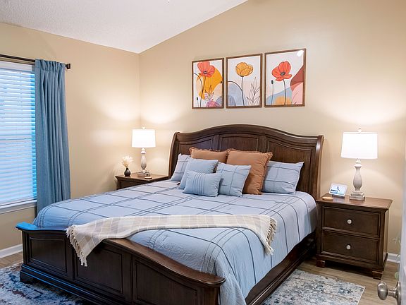 3rd image of 102 Palm Ct