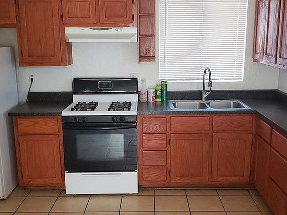 4th image of 114 W Riley Dr