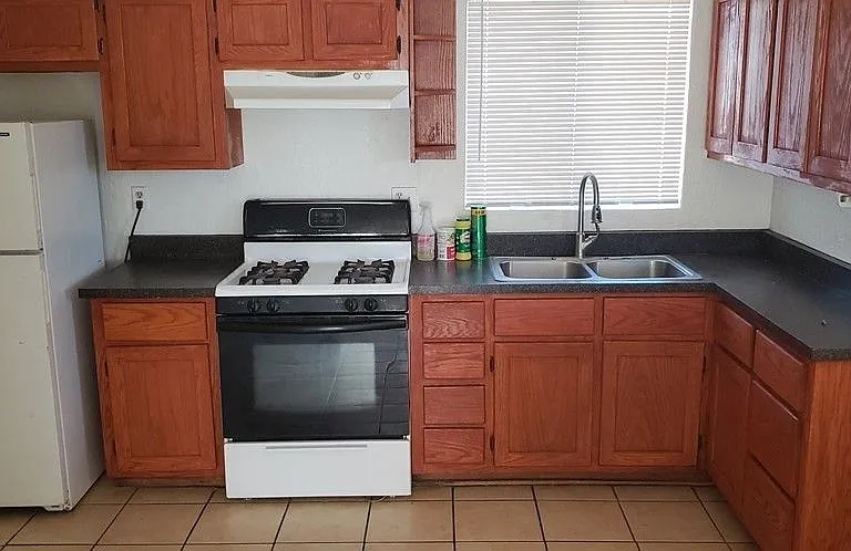114 W Riley Dr — Photo 4