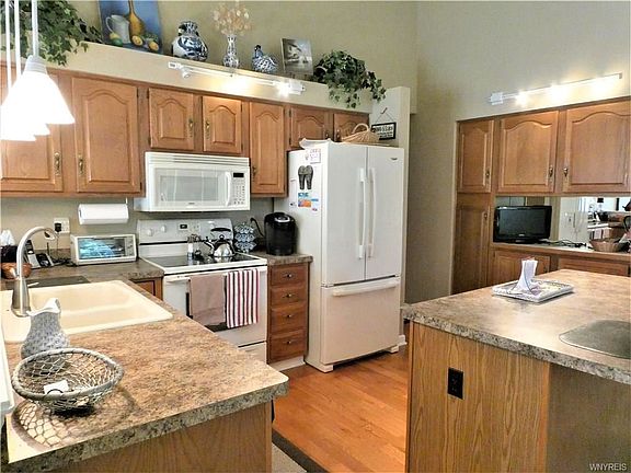 5th image of 5 Cobblestone Ln