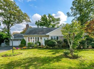 5 Pine Dr S, Roslyn, NY