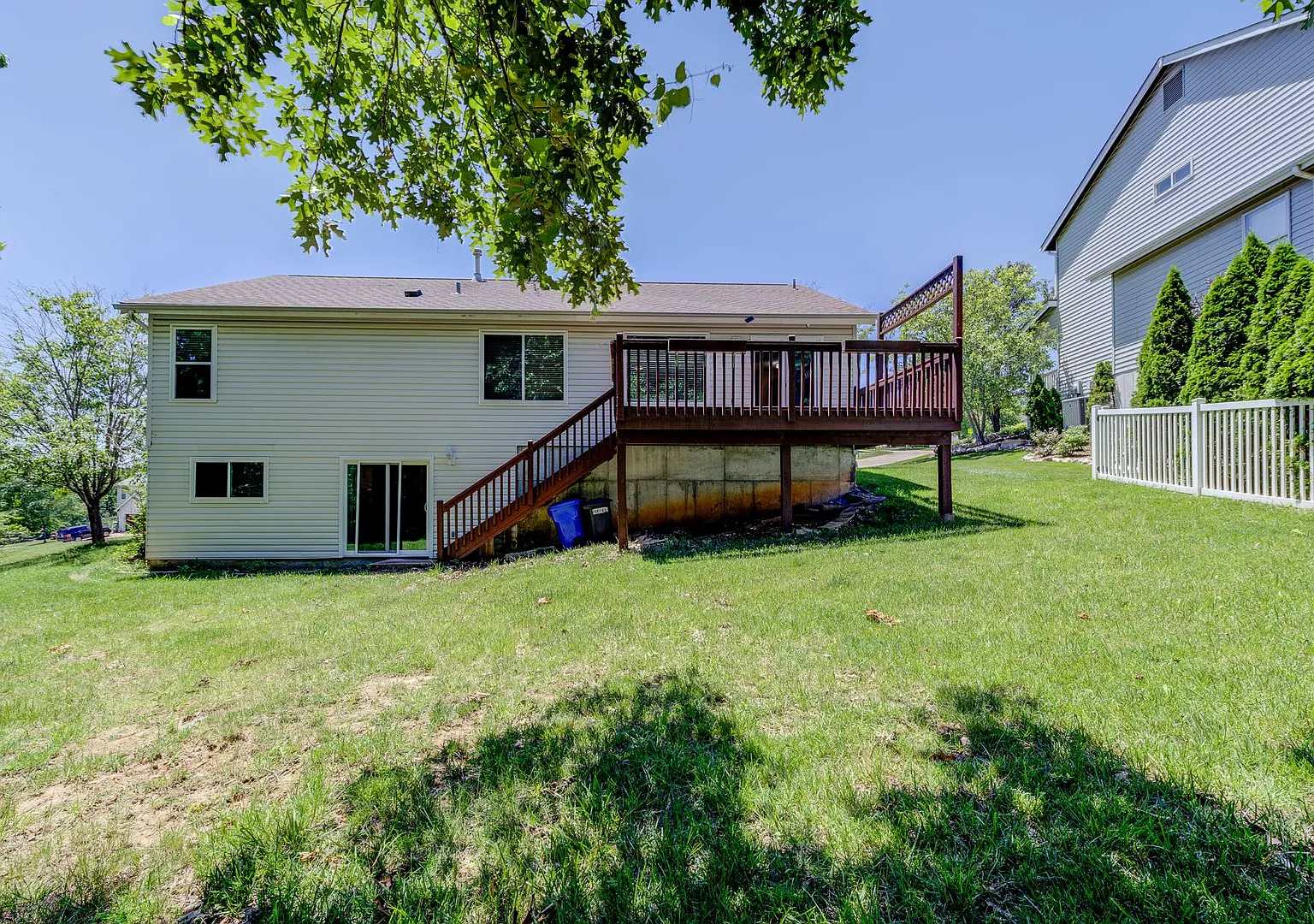 Spacious 3 Bedroom with a finished basement! Fantastic Eureka Location! — Photo 2