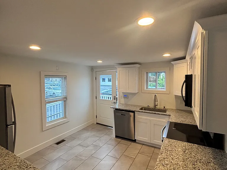 10 Manuel Ave — Photo 3