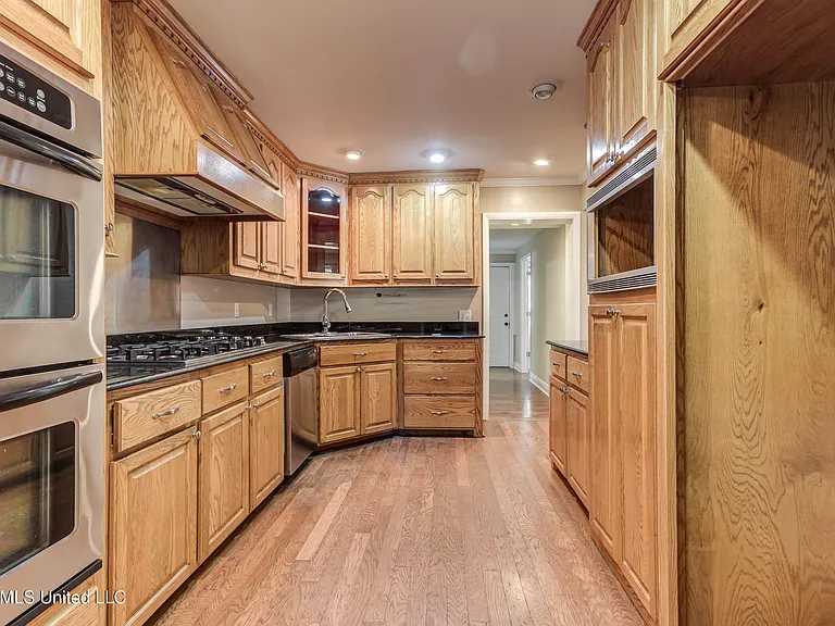 2323 Middlecoff Dr — Photo 10