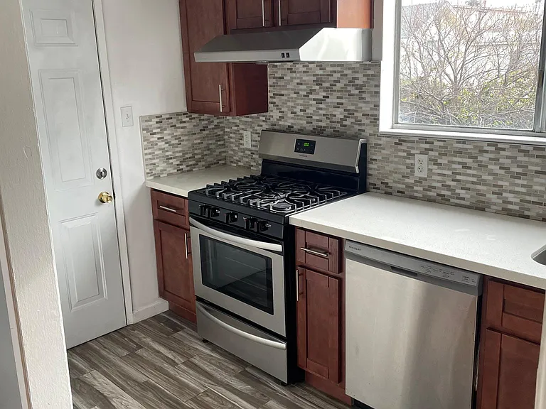 714 E 18th St #A — Photo 11