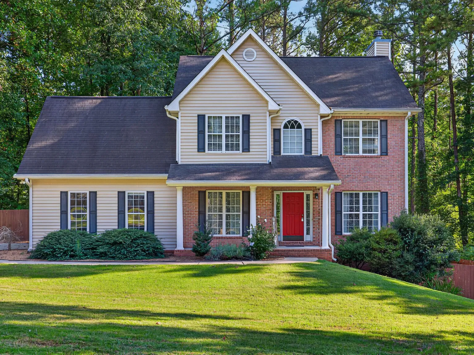 4 bed, 2.5 bath, 3000 sqft, $3,000 — Photo 2