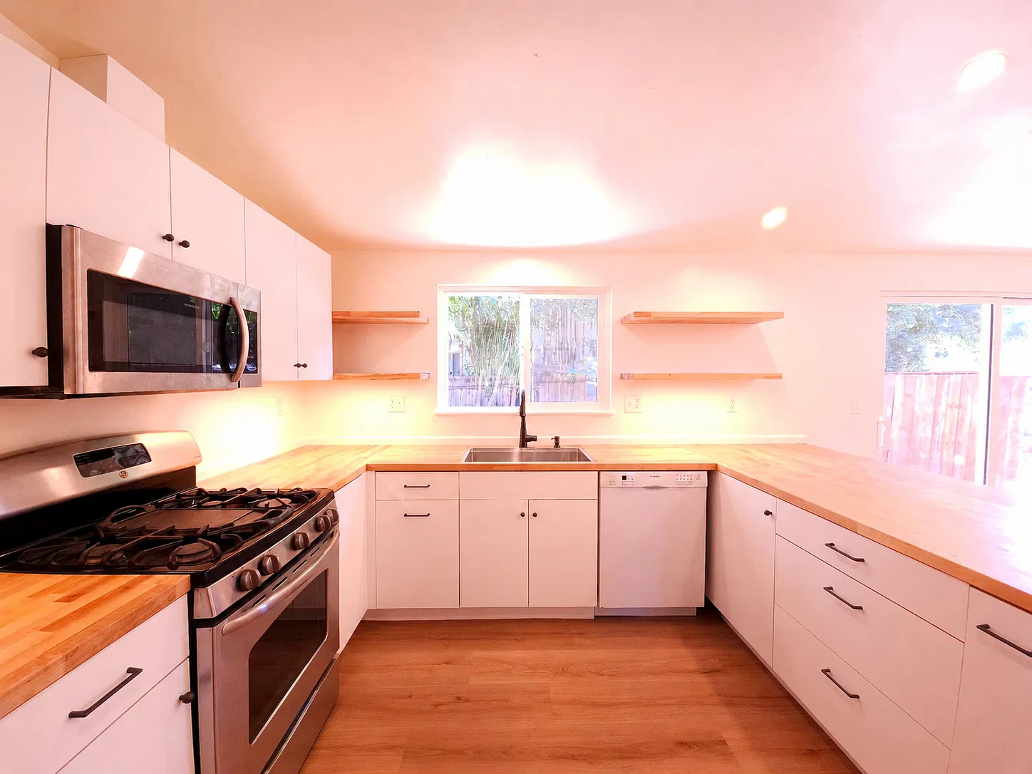 2 bed, 900 sqft, $4,500 — Photo 3